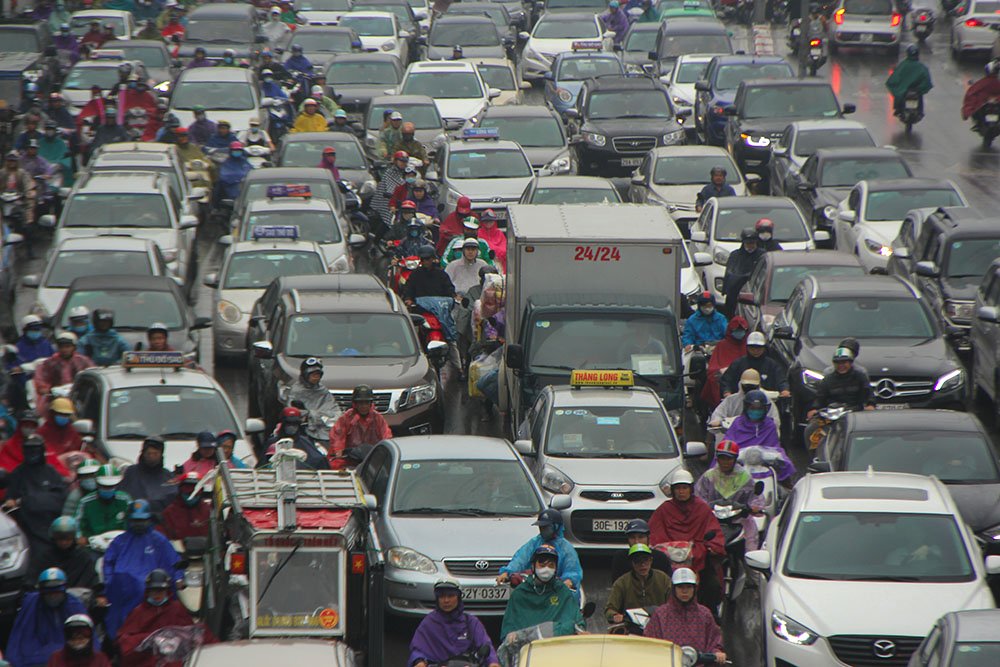 Hà Nội mù mịt, tắc cứng trong mưa phùn